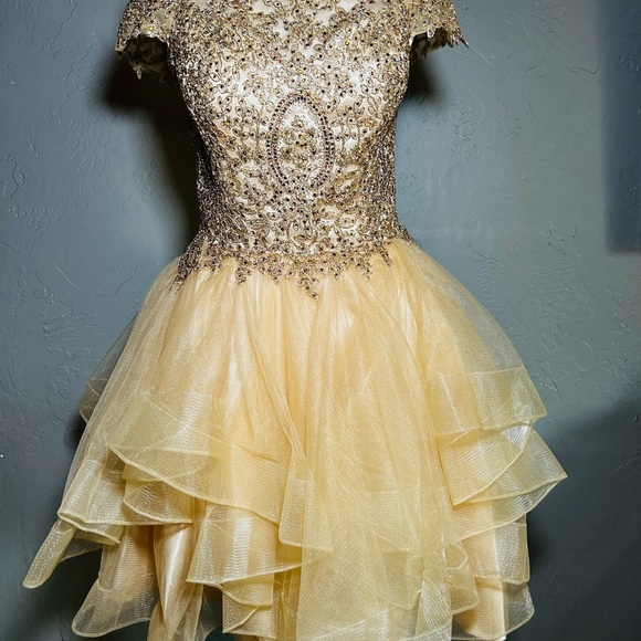 Elegant Gold Off-Shoulder Dress (c) - Picture 12 of 13